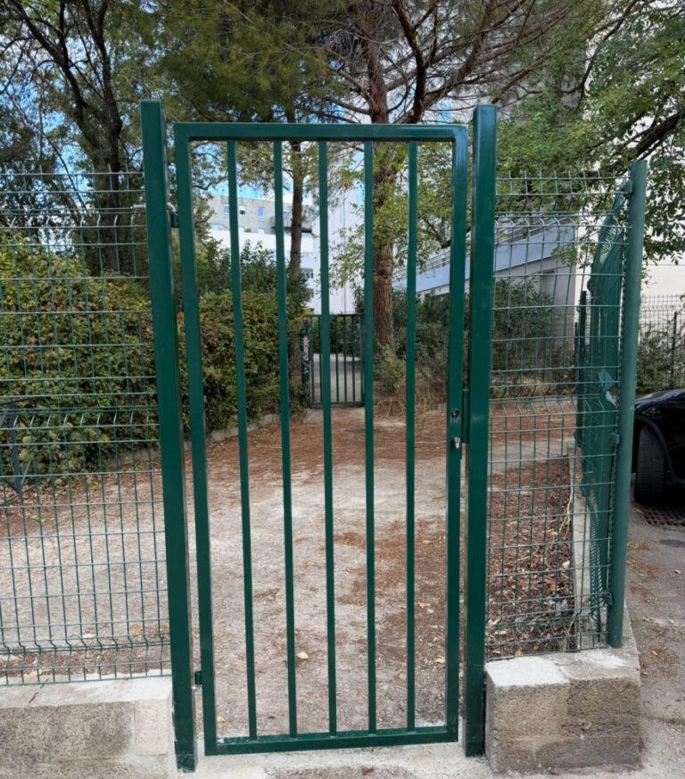 Installation d'un portillon métallique par un serrurier à Montpellier